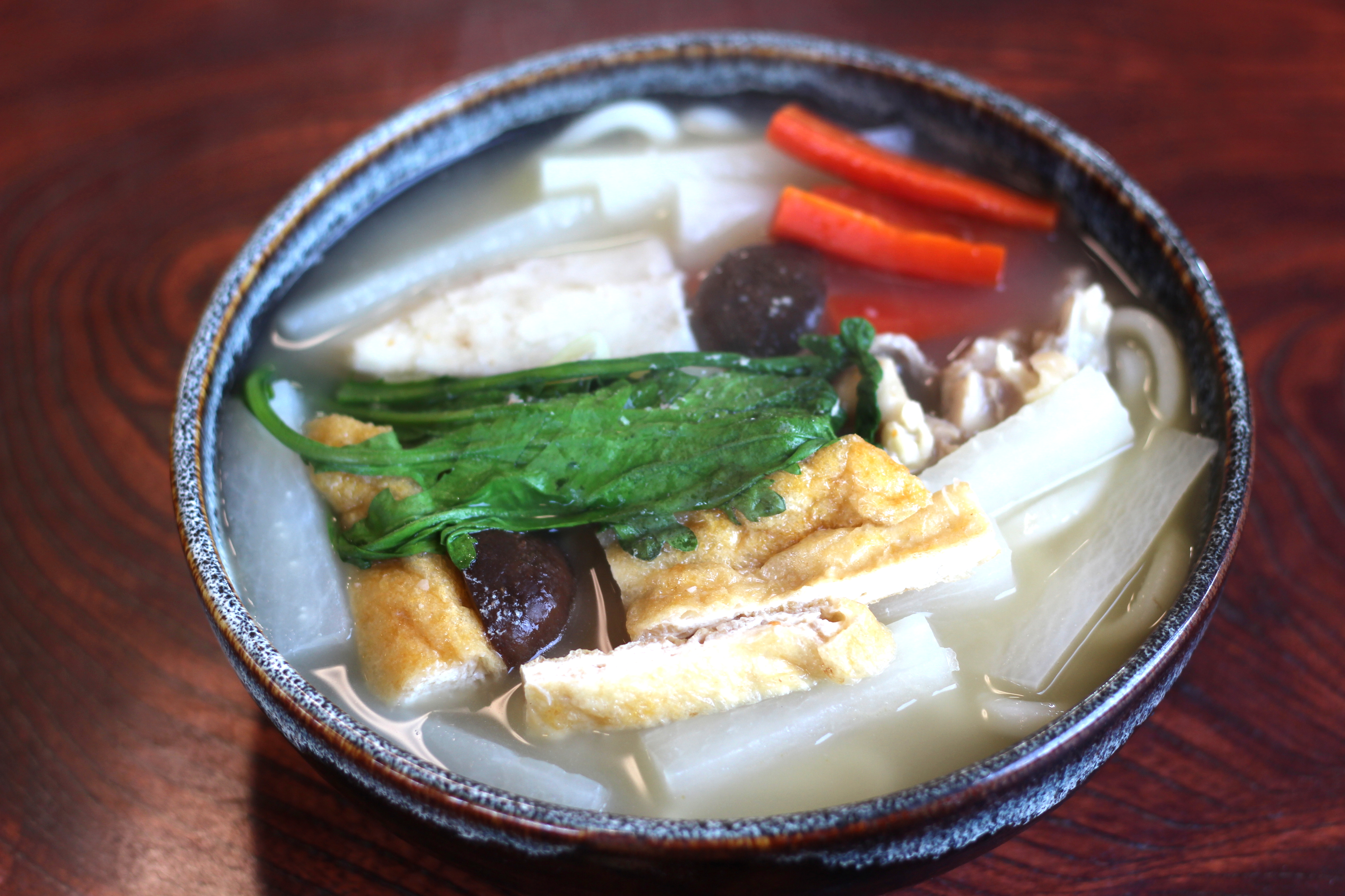 坂出市内の讃岐うどん専門店はま弥の金時人参たっぷり しっぽくうどん 讃岐うどんclap