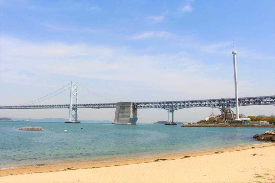 ※写真は沙弥島」から見る瀬戸大橋。