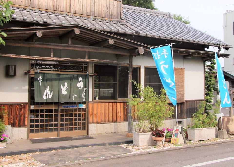 ※写真は上野製麺所の外観です。