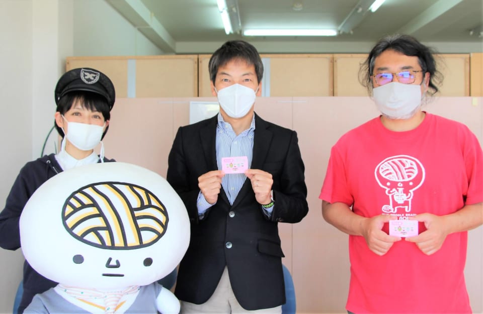 ※写真は左からうどんタクシー多田さん、森田会長、うどん脳事務局岡谷さん。