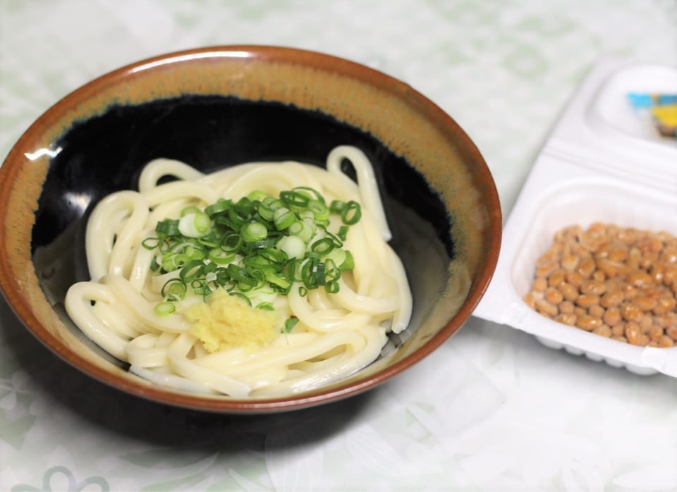 ※上杉食品さんの「納豆うどん」です。