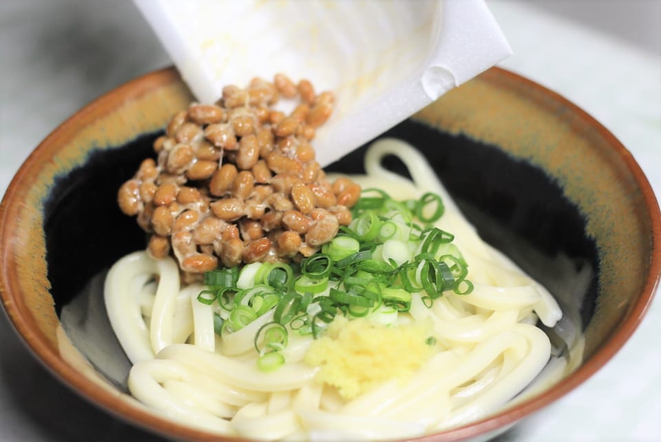 ※写真は上杉食品さんの「納豆うどん」です。