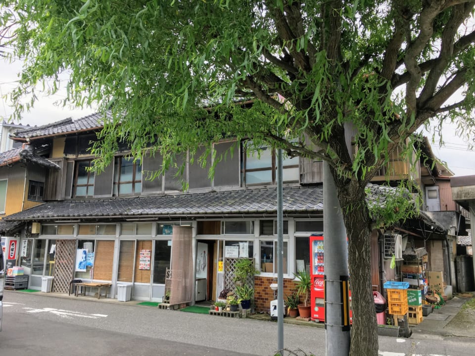※写真は「須崎食料品店」さんの外観です。