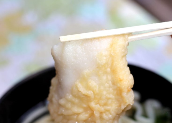 ※写真は「うぶしな」さんの名物「宮うどん」です。