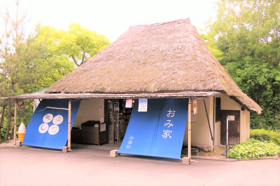 ※写真は「わらや」さん敷地内の「おみ家」です。