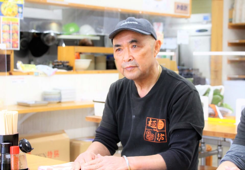 ※写真はうどん処麺紡の店主尾藤正芳さんです。