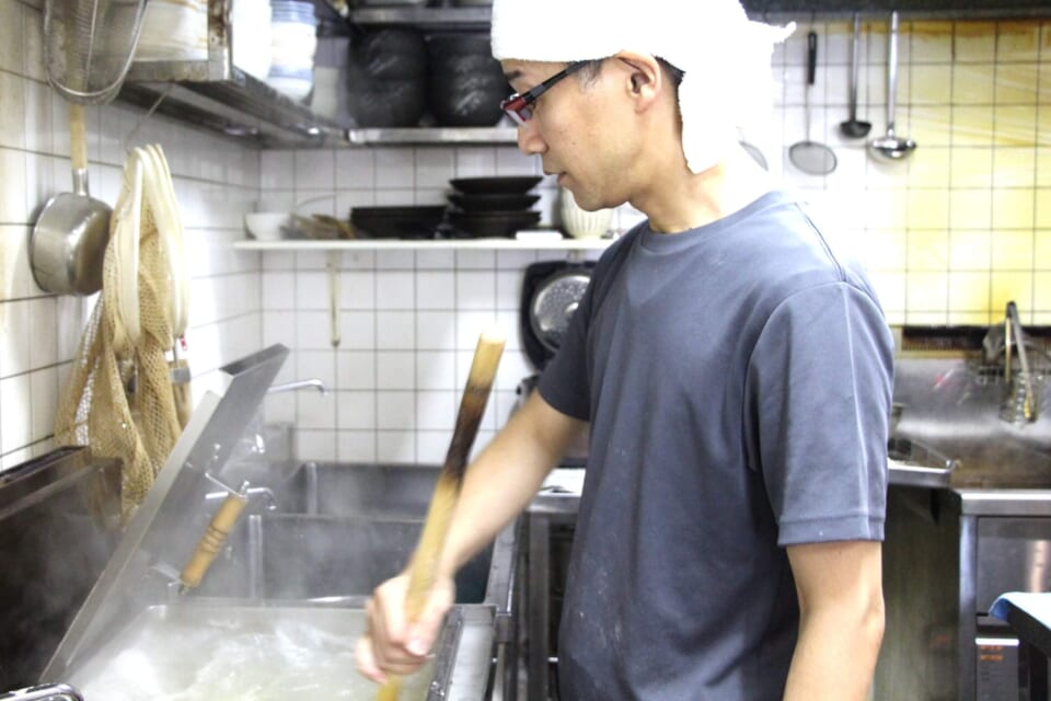 ※画像は高松市「大蔵うどん」店主の大平さんです。